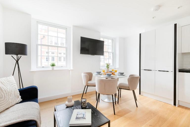 BnBNova - Fitzrovia with Balcony - B&B London