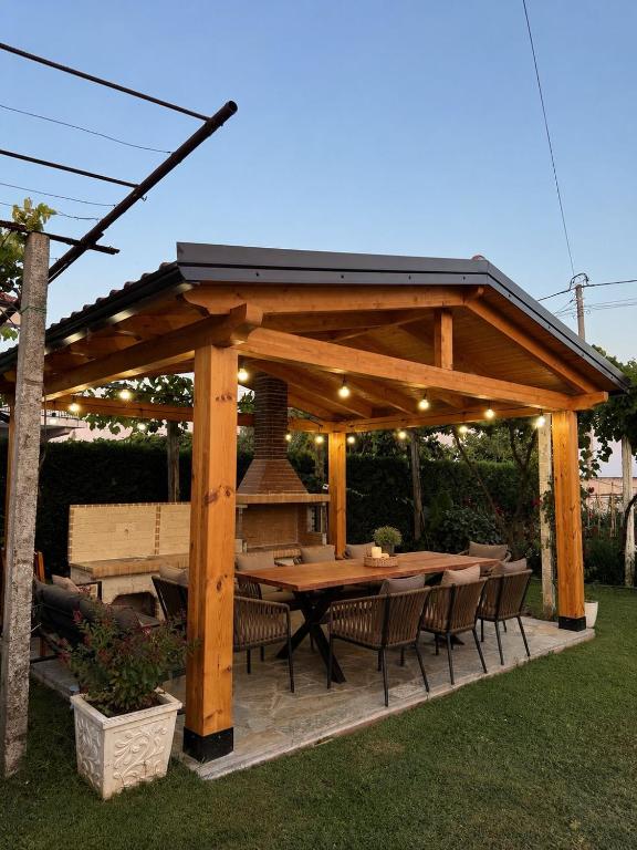 N'Gjaci Guest House - B&B Tale