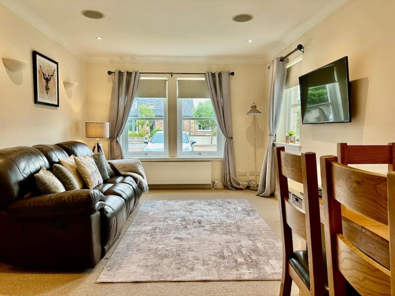 Crown Apartment - King Bed - Free Parking - B&B Inverness