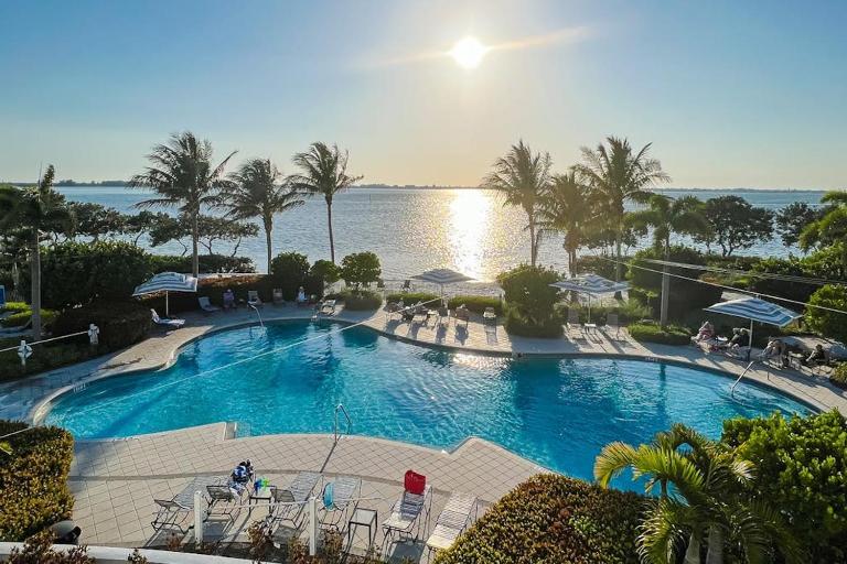 Changes in Lattitude 401 - B&B Bradenton