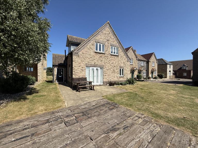 Silversands House - The Bay Filey, sleeps 8-10, 2 dogs welcome - B&B Reighton