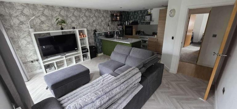 Pet Friendly 2-Bed Apt Sleeps 3 with Parking - B&B Doncaster