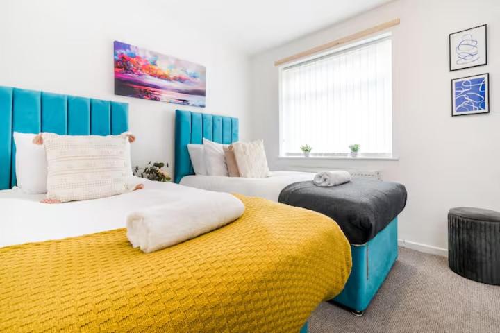 Relaxing 3BR Home , Perfect for Families & Contractors , Parking & High-Speed Wi-Fi - B&B Dudley