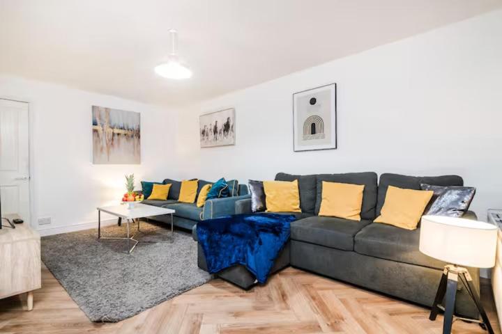 Modern 3BR Home , Families & Contractors Friendly , Parking & High-Speed Wi-Fi - B&B Dudley