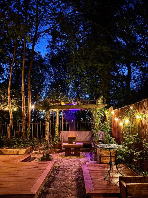 The Warwick Grove Townhouse with Secret Garden - Bed and Breakfast High Heaton