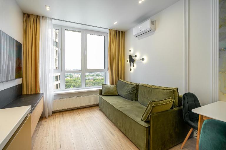 18-100 Poetika, Degtyarivska 25e, Kyiv, Shuliavska metro nearby, stunning city view, Petrovdom Apartment - B&B Kyiv