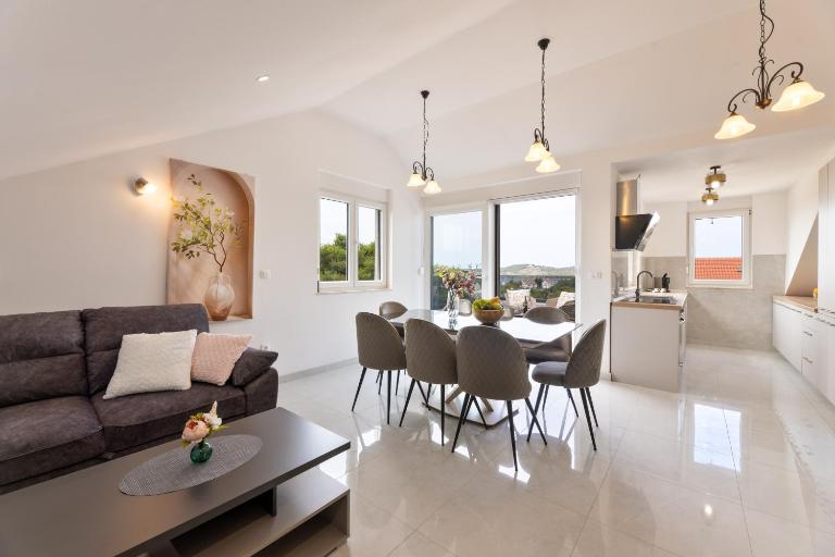 VILLA DOŽDOR - brand NEW 130 m2 luxury three-room apartments - excellent location near the beach and the town center - view of the sea and the bay - secured free parking - Ferienwohnung Milna