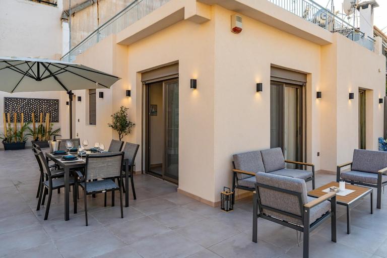 Modern 2BR Apartment with Huge Private Terrace near Zea Marina - Bed and Breakfast Piraeus