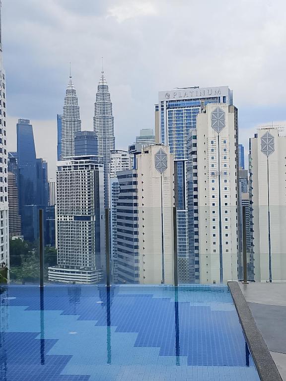 Kualalampur rooftop pool petronas twin tower view majestic residence - Ferienwohnung Kuala Lumpur
