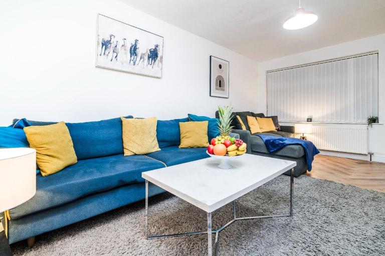 Elegant 3BR Home , Families & Contractors Friendly , Parking & High-Speed Wi-Fi - B&B Dudley