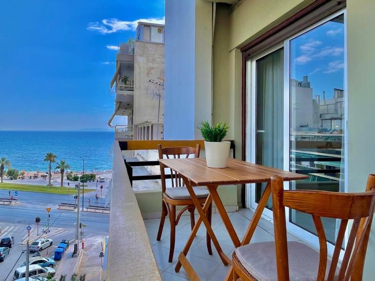 Colorful home w balcony views at Athens Riviera - B&B Athens