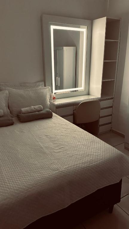 Quarto aconchegante com penteadeira LED - n 326A - B&B Petrolina