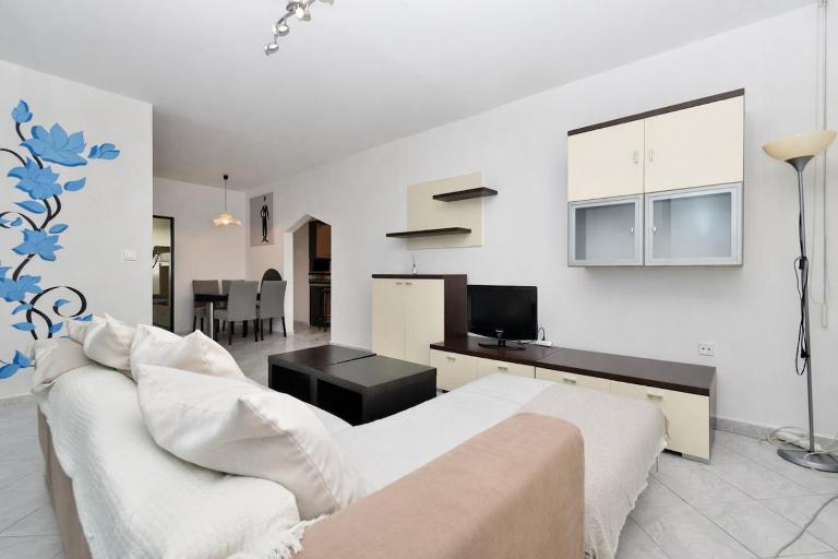 Modern 3-room apartment near the swimming pool, 10 minutes to the center - B&B Bratislava