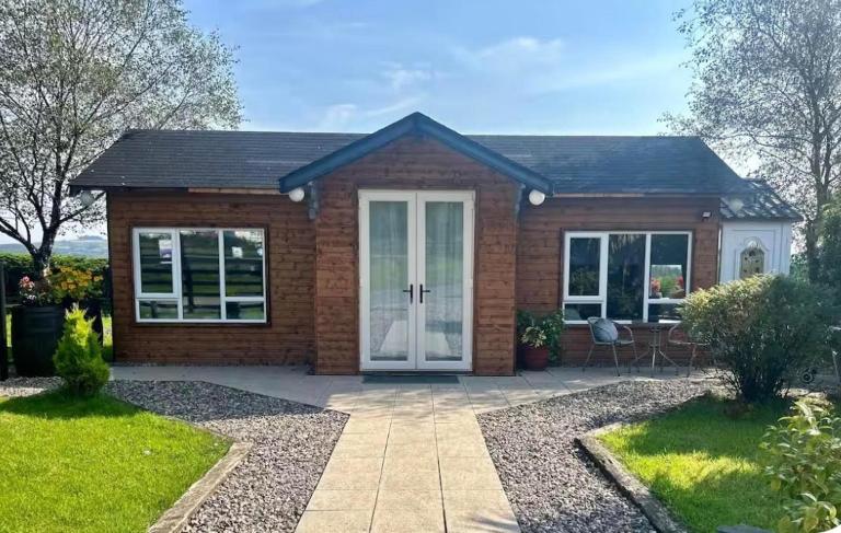 Gortin Glen Forest Cabin Sleeps 7 with Parking - B&B Omagh