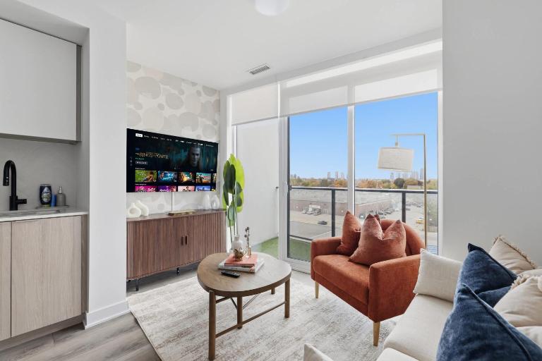 Modern West Getaway 2BR Condo with Free Parking - B&B Toronto