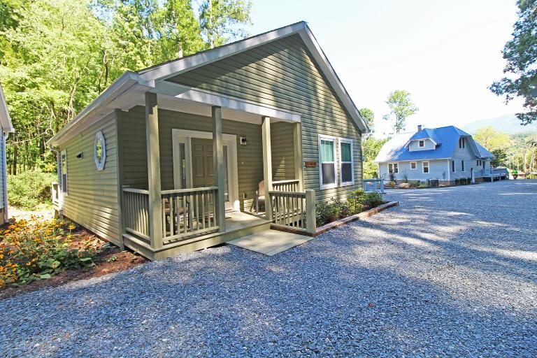 Cuddle Cove Modern, Creekside Home right by the Heart of Bryson City - Ferienwohnung Bryson City