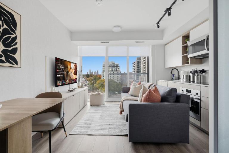 Scenic 2BR Condo with Views & Free Parking - B&B Toronto