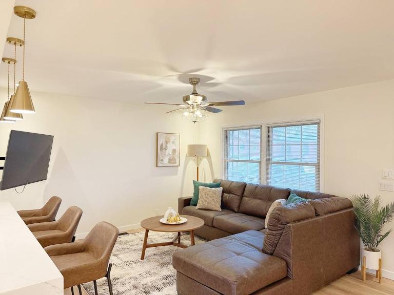 Northside Newly Renovated Stylish 3BR 2BA - Bed and Breakfast Evansville