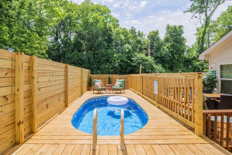 Venetian Pool Hot Tub Sauna and Cold Plunge - B&B Charlotte