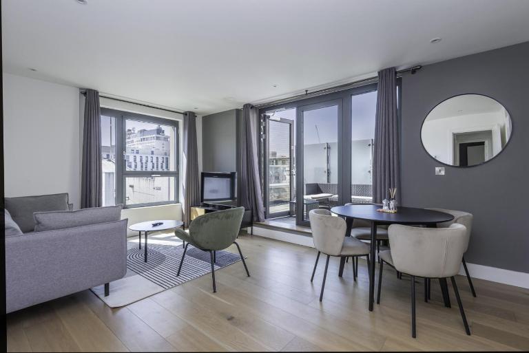 Stadium View Flat with Terrace, Gym & Co-Working - B&B London
