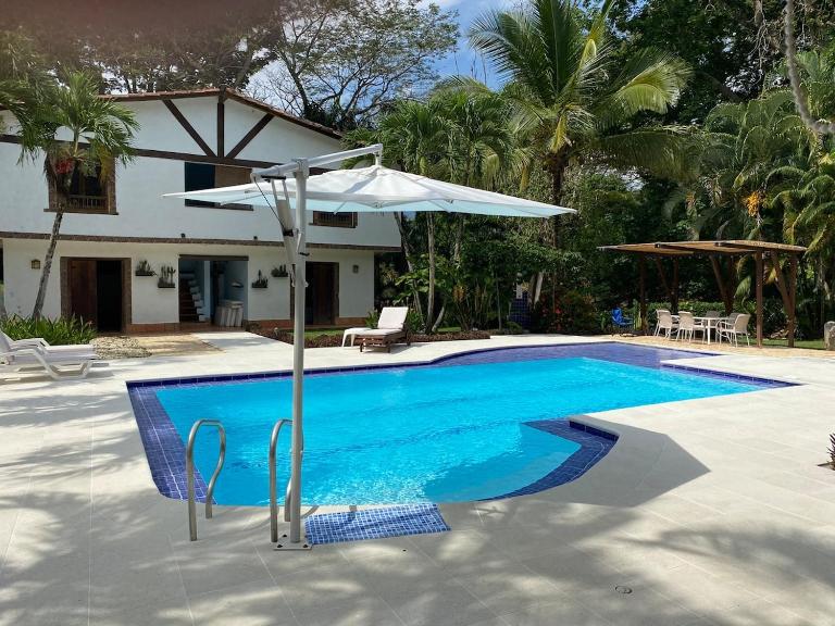 Hermosa finca familiar con piscina y naturaleza! - B&B Bolombolo