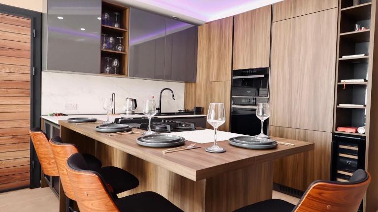 Solea - 2BR Penthouse with Rooftop Jacuzzi & BBQ - Chambres d'hôtes San Pawl il-Bahar