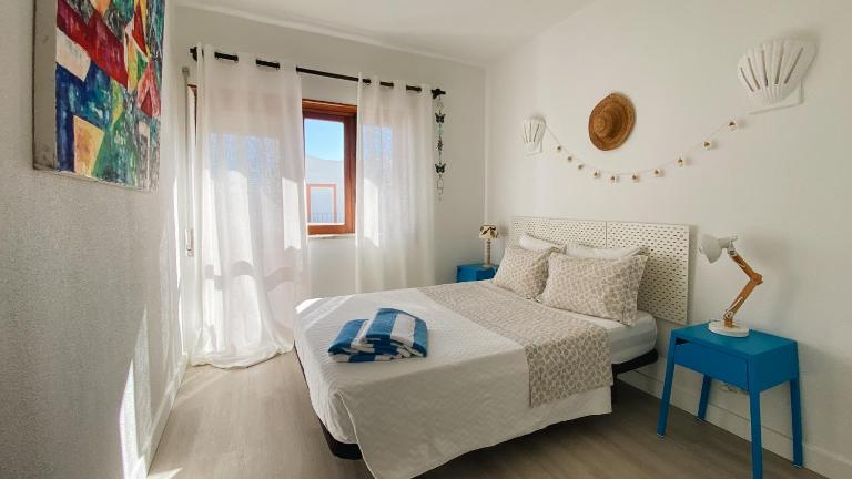 Apartment with Balcony - 5 min Walk to the Beach & Restaurants - Chambres d'hôtes Senhora da Luz