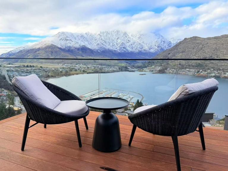 Brand New Skyline Lakeview Retreat by Peakhost - B&B Distretto di Queenstown