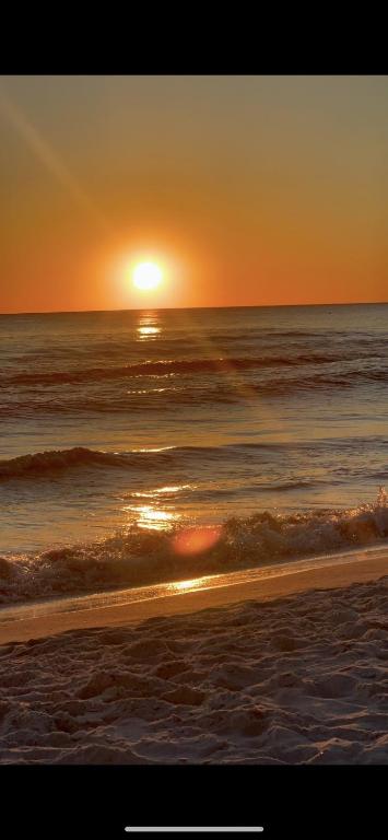 Golden Aura Beach & Pool Condo - B&B Navarre