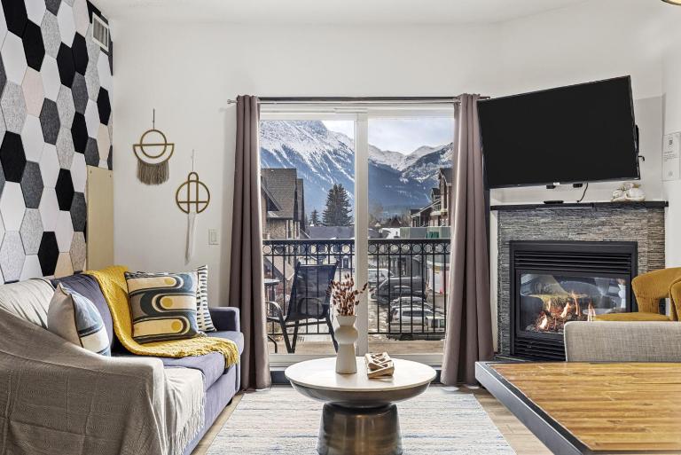 Splendid Mountain View 2BR Condo with Pool and Hot Tub - B&B Canmore