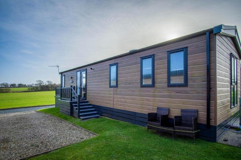 Bumblebee - 2 Bedroom Lodge - Manorbier - B&B Tenby