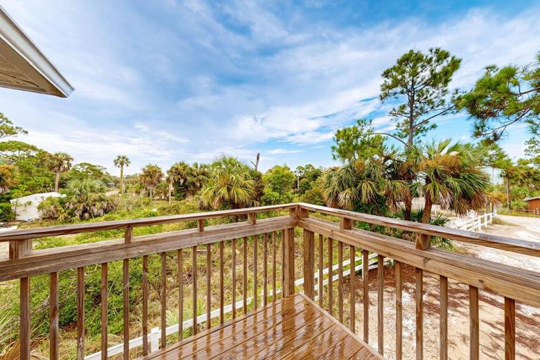Dog-friendly home near the beach with spacious living area porch & sundeck - B&B Port Saint Joe