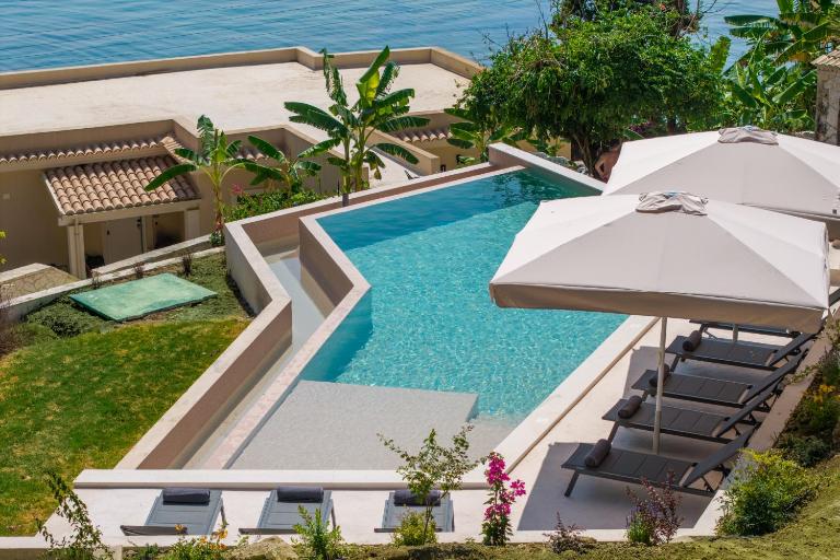 Beachfront Achillion Bay Villa in Corfu - Bed and Breakfast Gastoúri