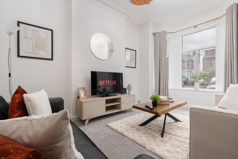 Stylish Southport Home Sleeps 4 - Bed and Breakfast Southport