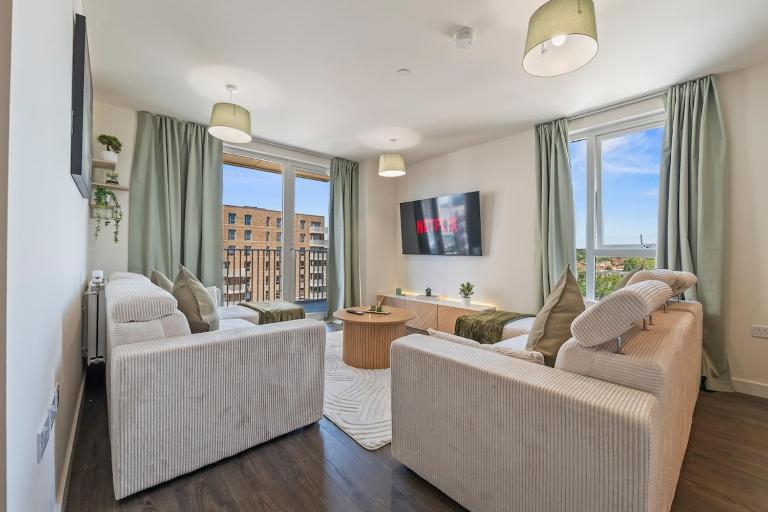 Luxe Stay 2BR 2BA 4 Stops To Wembley Sleeps 8 - Chambres d'hôtes Hatch End