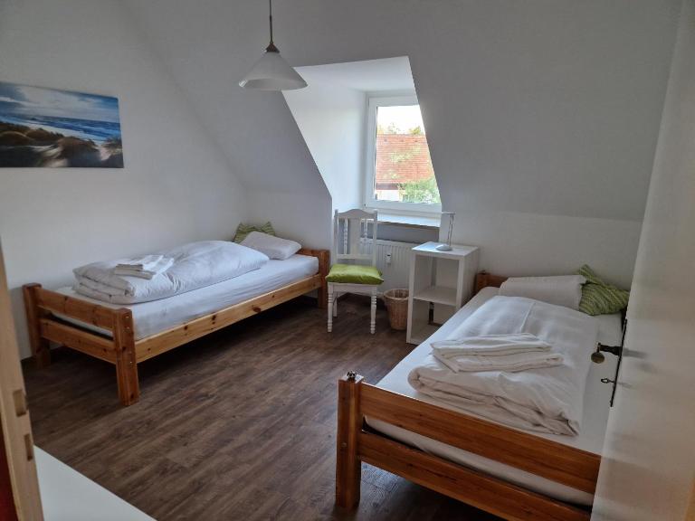 Smoke and Flame, Cafe-Pension am Tor, 14 qm Zweibettzimmer - Ferienwohnung Rottenbuch