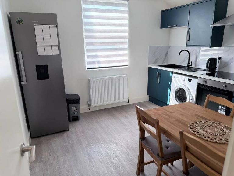 Great corporate-families 3 bedroom newly renovated - B&B Watford