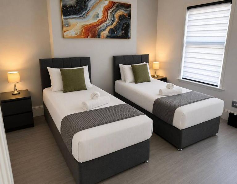 Great corporate-families 3 bedroom newly renovated - B&B Watford