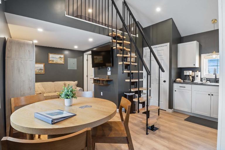 Pelican Cliff Cottage - Tiny Home at Hampton Beach - B&B Hampton