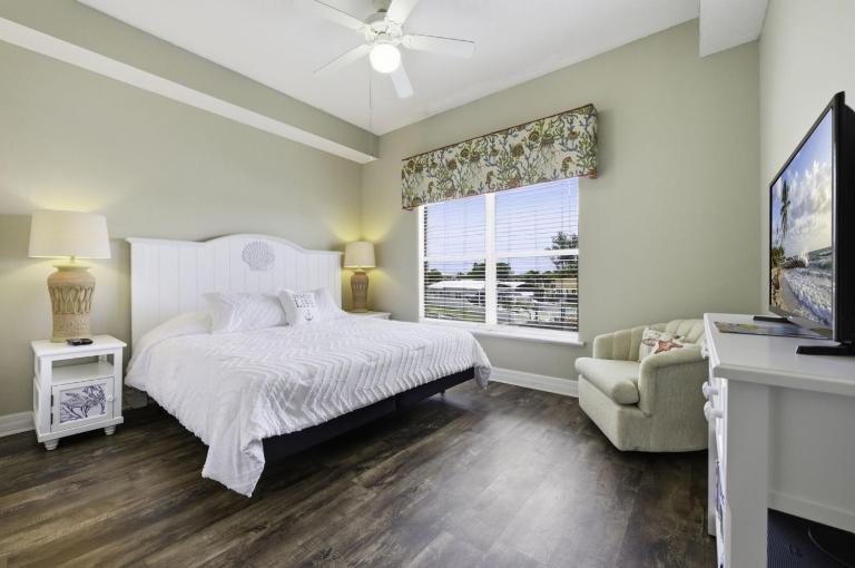 Madeira Bay Resort Bayfront Oasis 202: 2BD 2BA - Bed and Breakfast St. Pete Beach