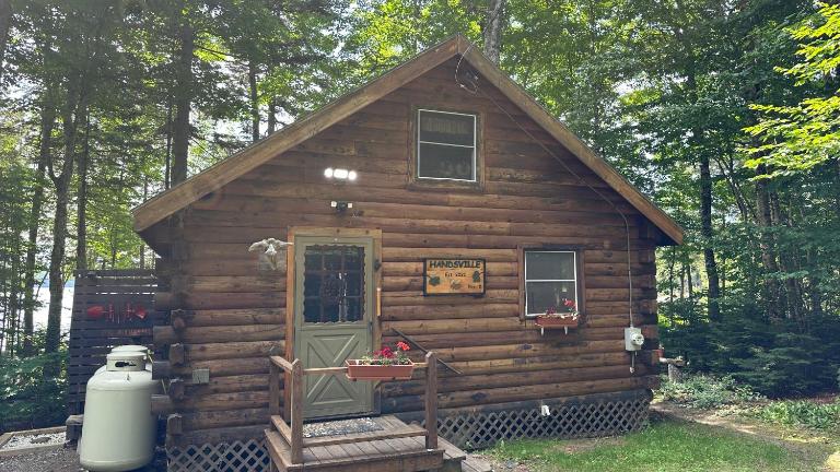 Cozy log cabin w/ deck, BBQ grill & outdoor firepit on Lower Wilson Pond - B&B Greenville