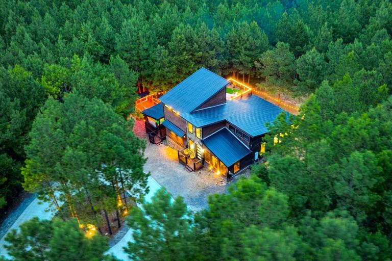 Rooftop Patio, Hot Tub, Treehouse with Slide, Family and Pet Friendly - Bed and Breakfast Broken Bow
