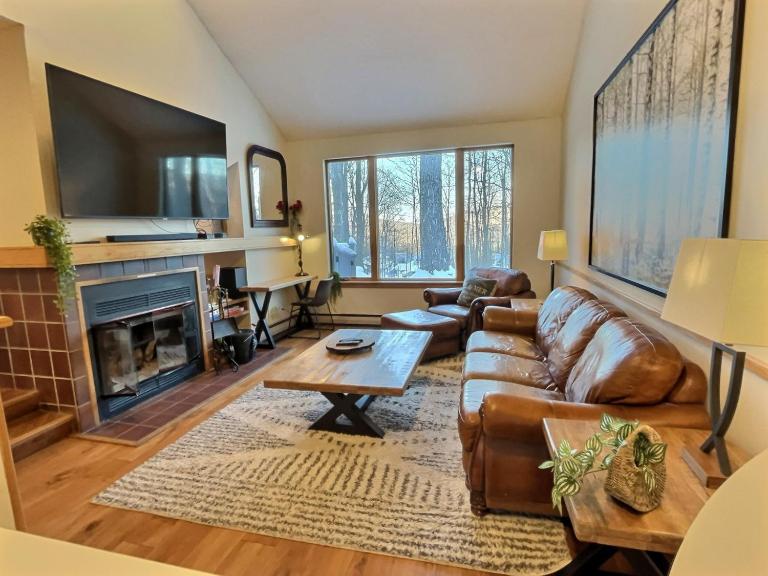 SugarBear- Pool, Hot Tub, 2 En Suites BRs - B&B Killington