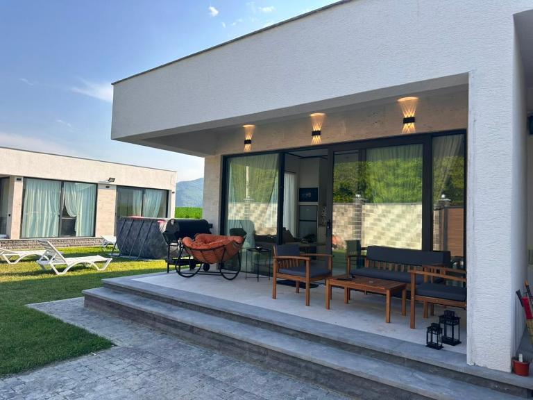Modern Mountain Villa with Pool near Tbilisi - Chambres d'hôtes Bulachauri