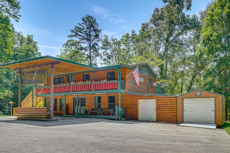 3 Mi to Lake Santeetlah! Rustic Apt w/ Decks - B&B Robbinsville