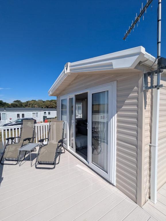 Pet friendly holiday home with wrap around deck at Durdledoor Holiday Park - Chambres d'hôtes West Lulworth