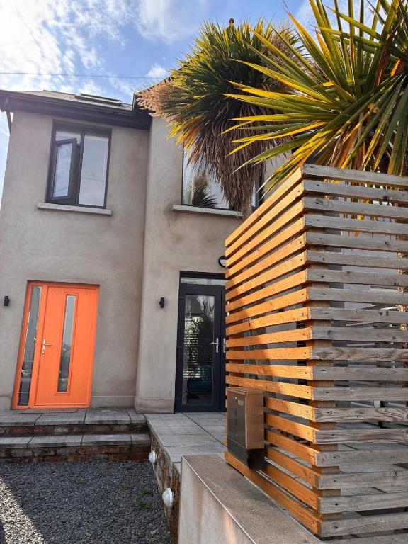 East Belfast semi detached house with large garden and outdoor seating Tourism NI approved self check in - Ferienwohnung Belfast