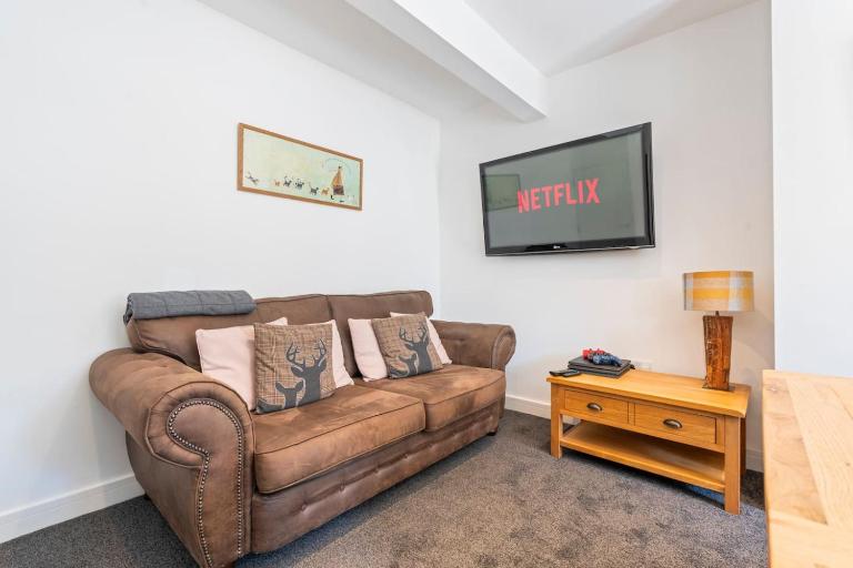 Spacious 5BR House in Staveley Wi-fi Sleeps 10 - Chambres d'hôtes Staveley