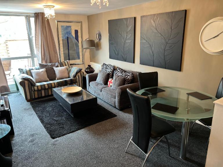 Show home Apartment Sleeps Up To 4 with Free Secure Parking Space and Only 5 mins walk from Gunwharf Quays and Historic Dockyard Attractions - B&B Portsmouth