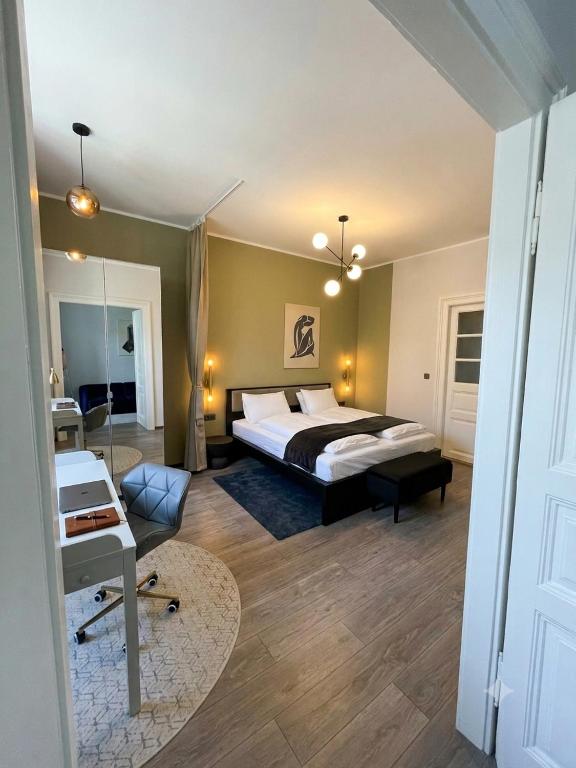 Rijeka City Center 3BR Apt with En-Suite and Workspace - B&B Fiume